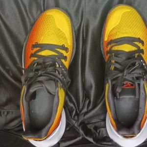 Nike Kyrie 2 low basketball shoes